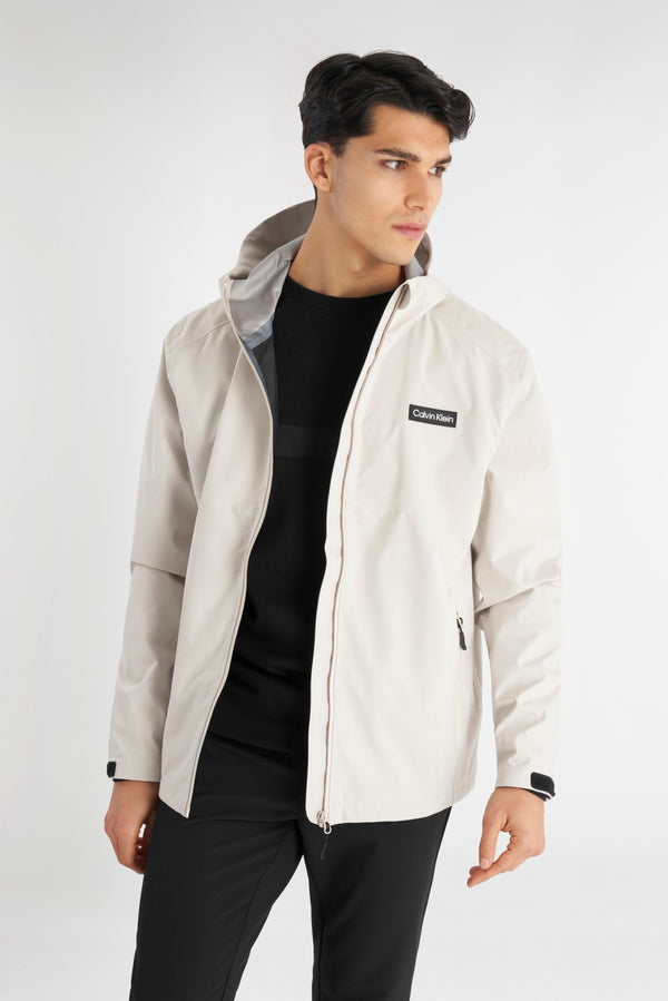 Calvin Klein Feather Dry 15K Hooded waterdichte golfjas | kleur: Zand